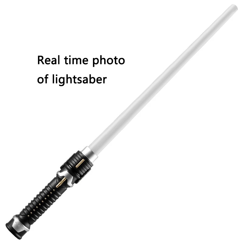 Sabre de luz de cosplay com cabo preto e lâmina branca sobre fundo claro