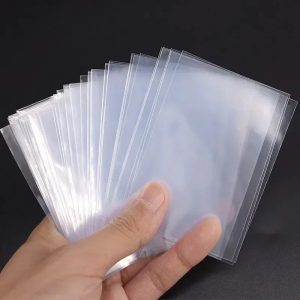 Maço de sleeves transparentes de 65 x 90 mm na mão