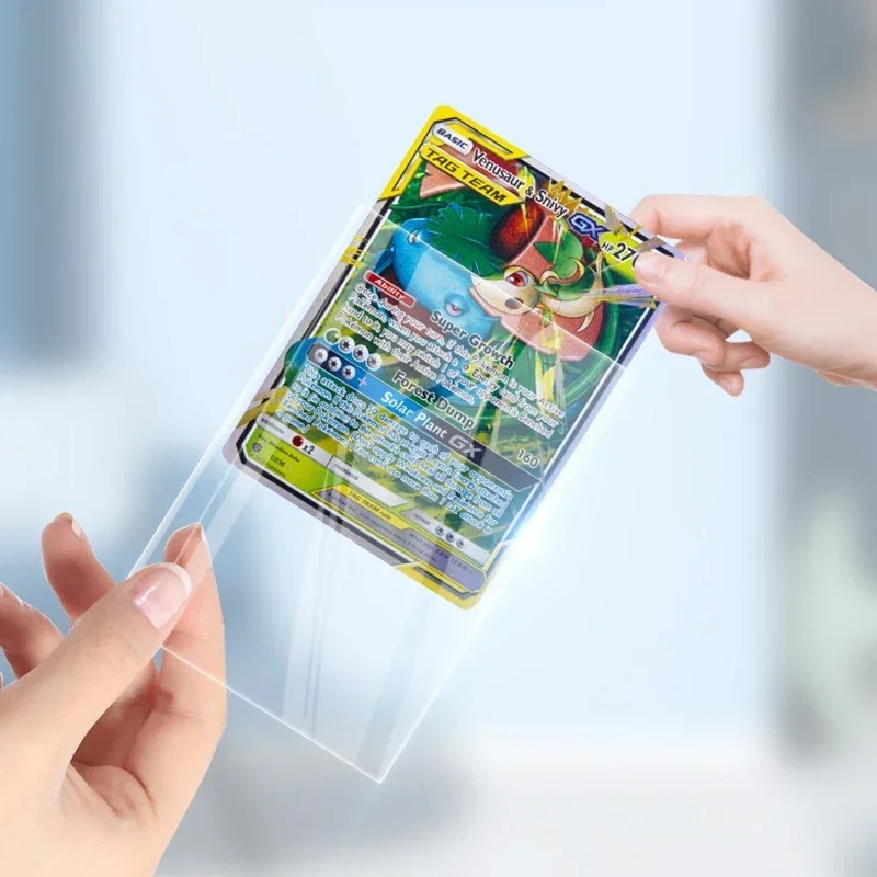 Carta de Pokémon sendo colocada em um sleeve transparente