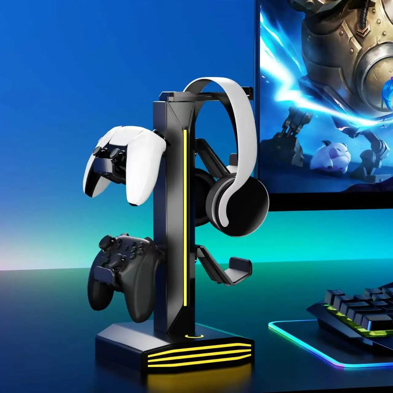 Suporte com luz RGB em uso no setup gamer, ao lado de teclado e monitor