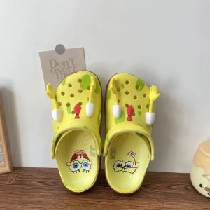 Par de tamancos amarelos do Bob Esponja, de cima, com o rosto do personagem na palmilha