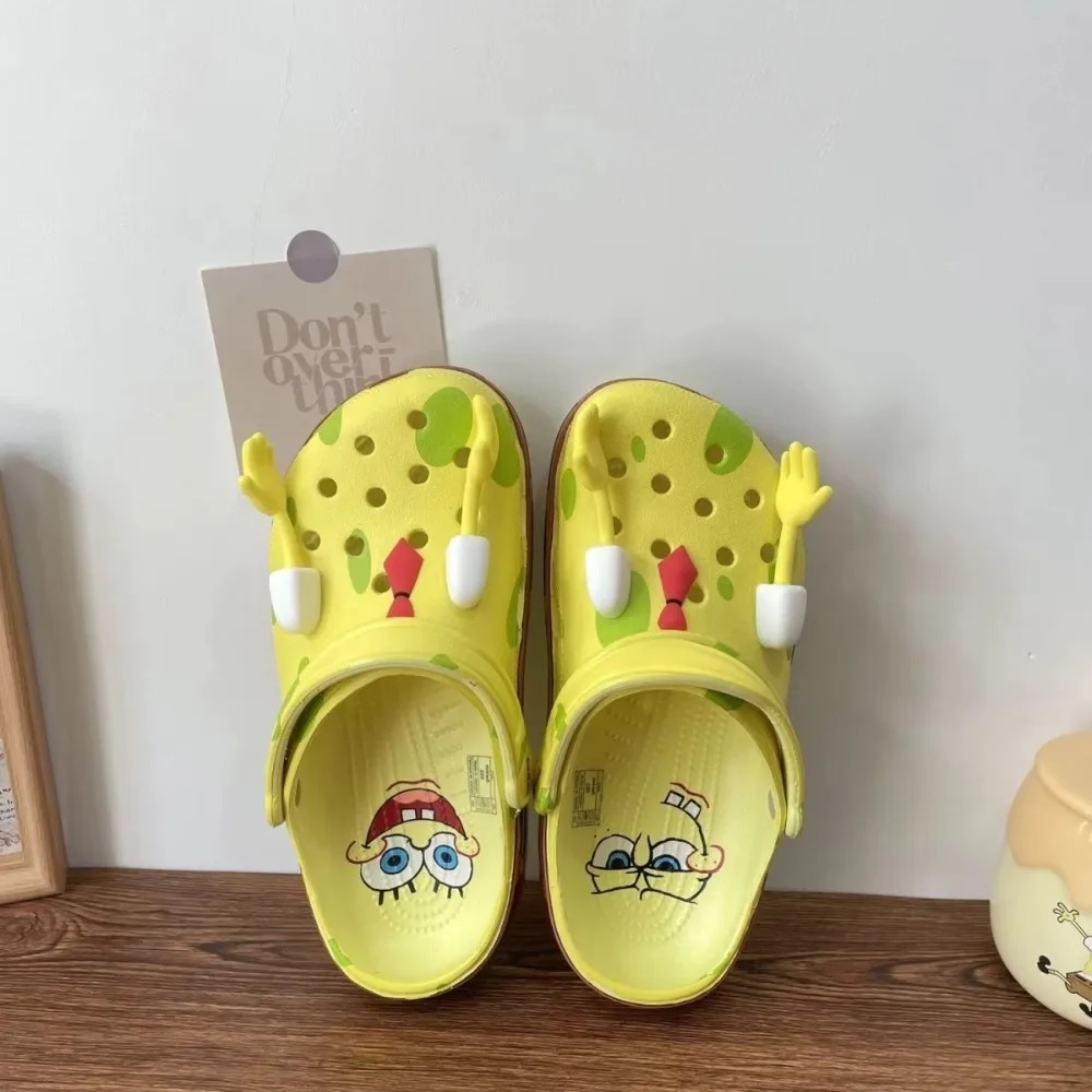 Par de tamancos amarelos do Bob Esponja, de cima, com o rosto do personagem na palmilha