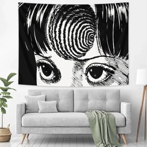 Tapeçaria preta e branca com olhos e espiral na franja, inspirada em Uzumaki, sobre sofá cinza