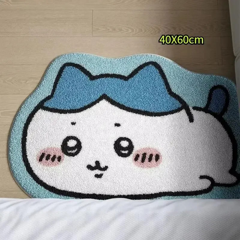 Tapete do Hachiware de 40 x 60 cm no chão cinza, ao lado de um cartão da Chiikawa