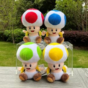 Quatro Toads de pelúcia lado a lado, com cogumelos vermelho, azul, verde e amarelo