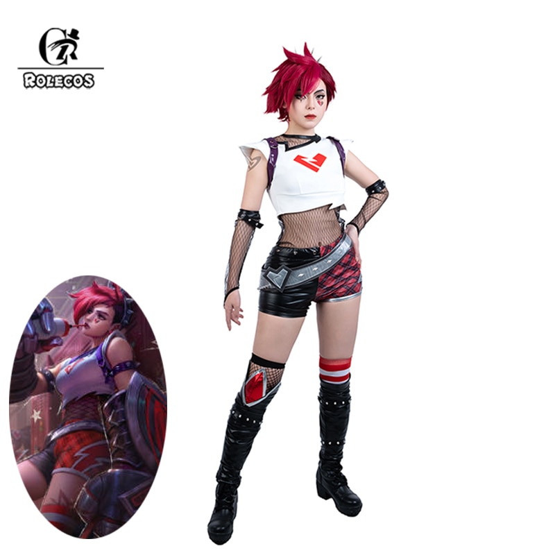 Modelo com o traje da Vi, de League of Legends: top branco, short, botas e peruca vermelha