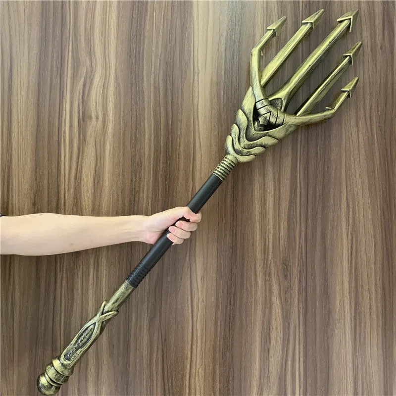 Mão segurando o tridente de cosplay de 146 cm com cabeça dourada